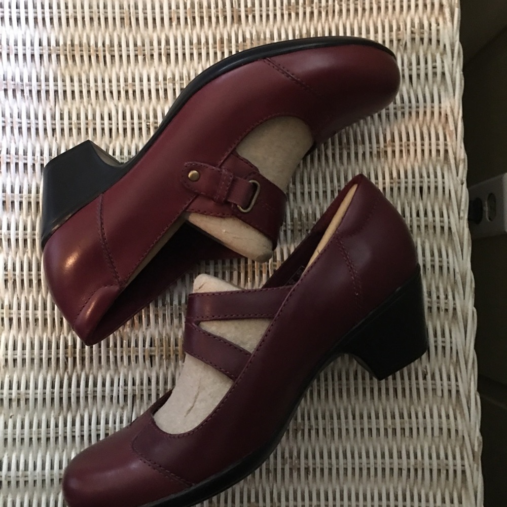 Clarks Burgundy Leather Refined Tailored Mary Jane Low Heels size 6 Wide - Picture 2 of 7